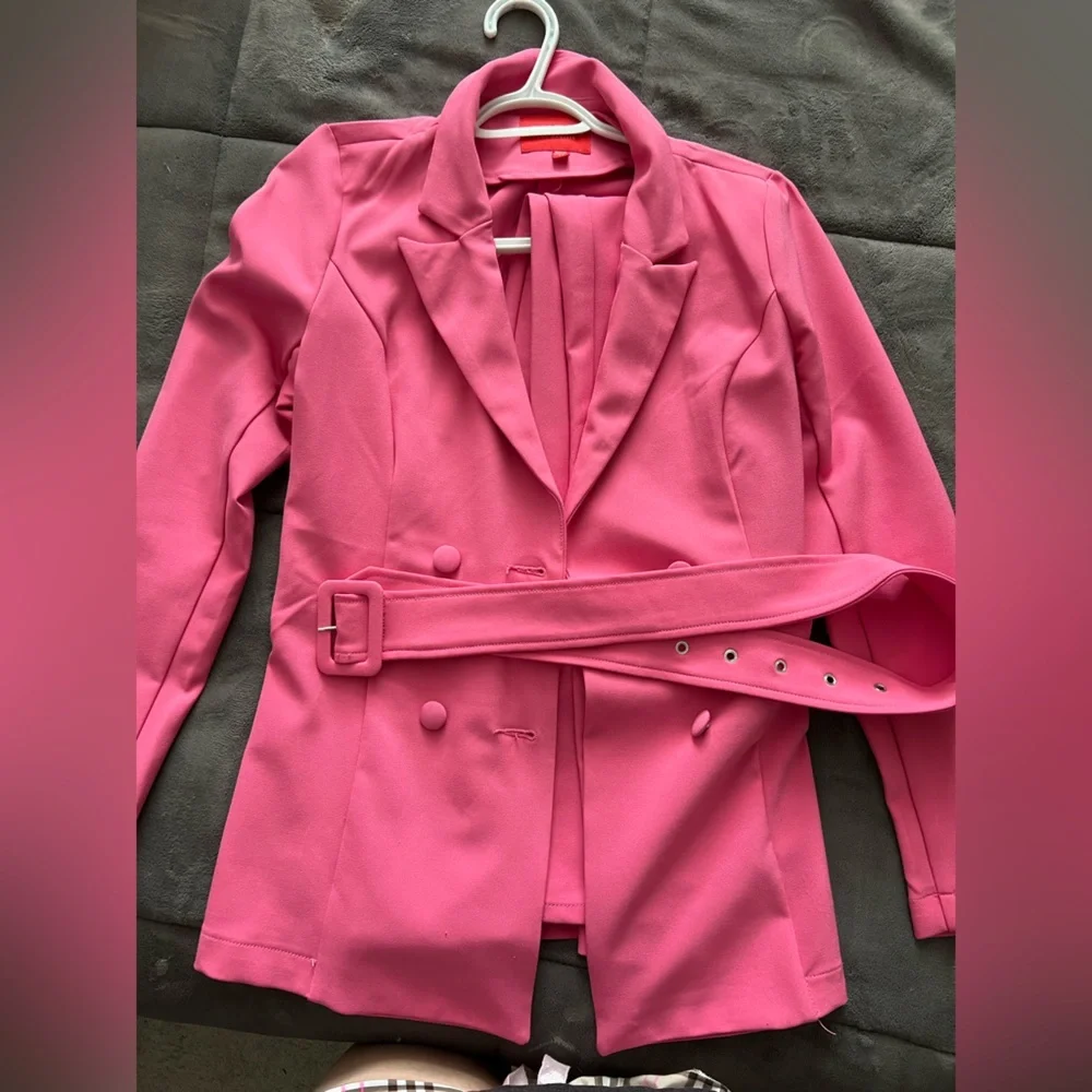 Two piece GUESS suit - Picture 1 of 5